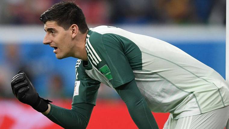 Thibaut Courtois, ordering to the barrier before a fault against