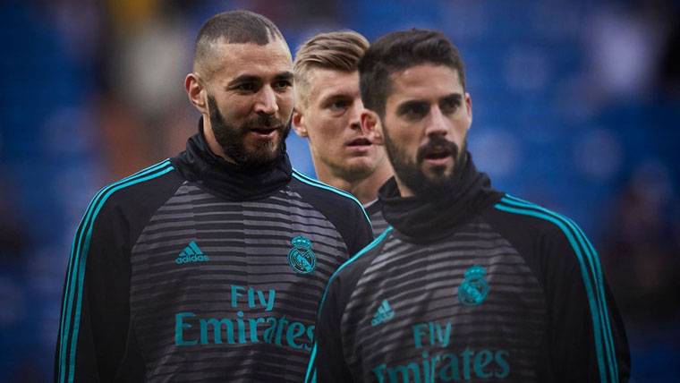 Benzema, beside Isco and Kroos during a warming