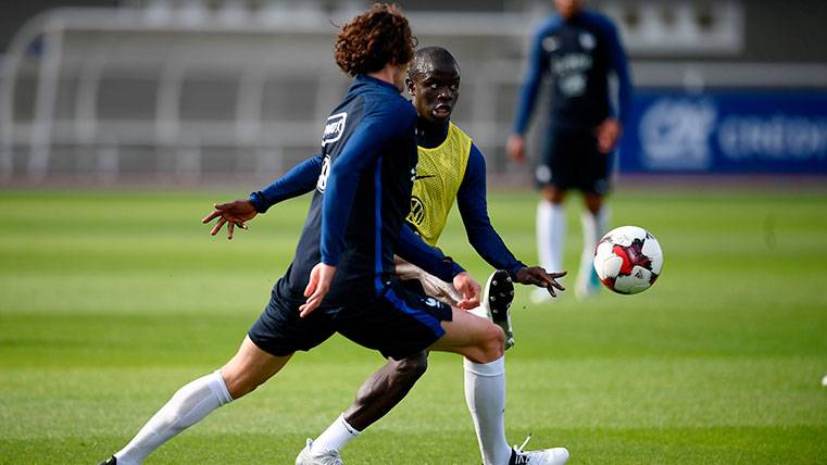 Adrien Rabiot y N'Golo Kanté en un entrenamiento de la selección francesa