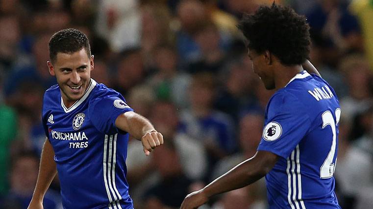 Eden Hazard y Willian celebran un gol del Chelsea