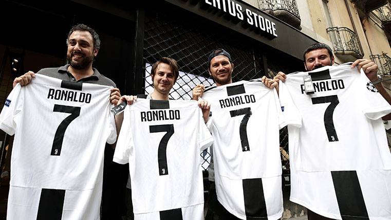 The T-shirts of Cristiano Ronaldo cause feeling in Turín