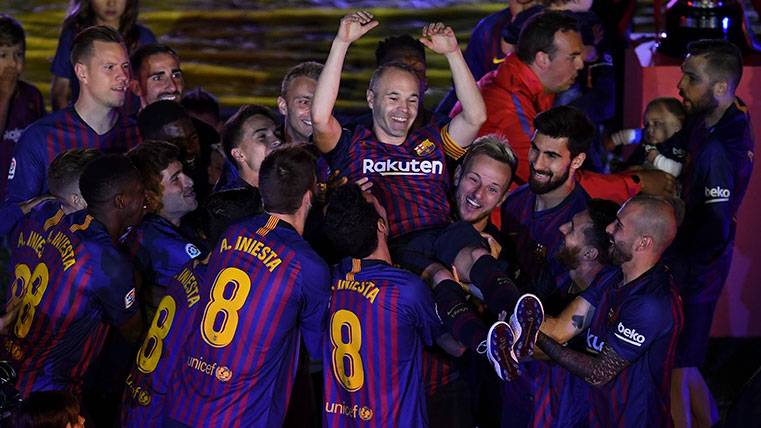 Andrés Iniesta, manteado during his farewell of the FC Barcelona