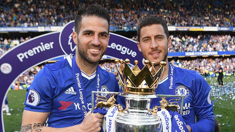 Cesc Fábregas and Eden Hazard celebrate a title with Chelsea