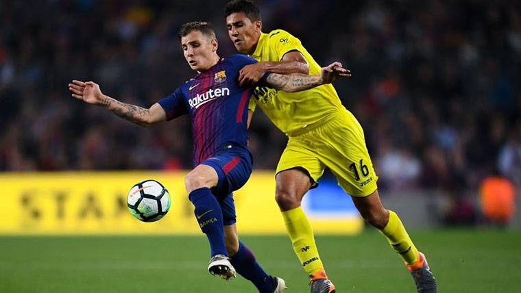 Lucas Digne, luchando por un balón con un jugador del Villarreal