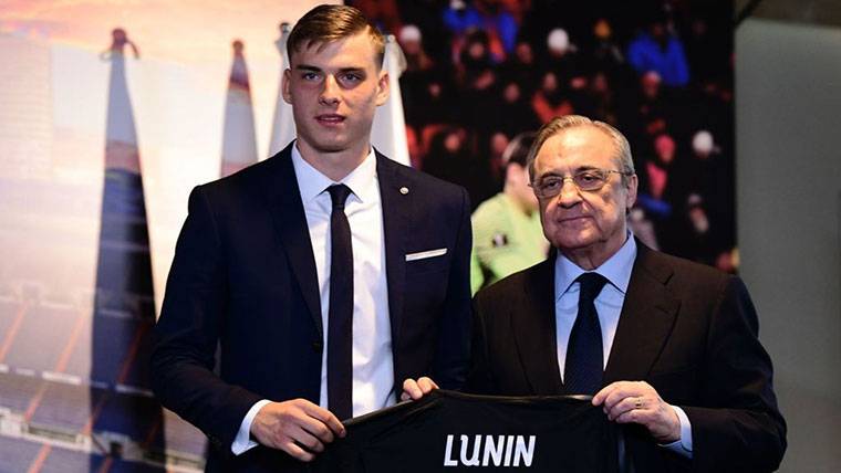 Florentino Pérez, presenting to Andriy Lunin like new signing