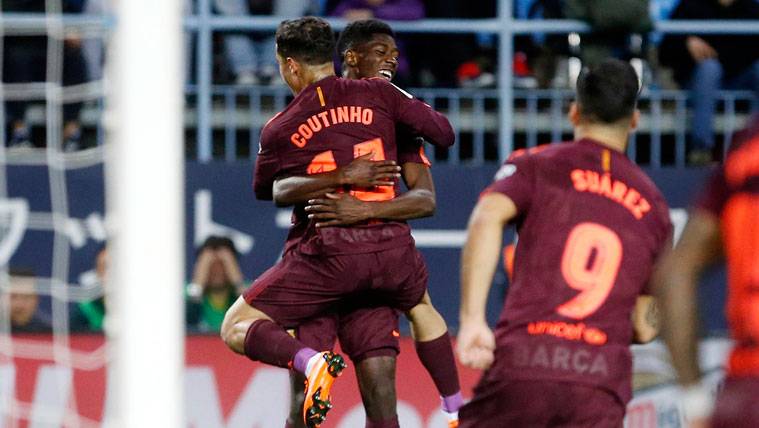 Ousmane Dembélé y Philippe Coutinho celebran un gol del FC Barcelona