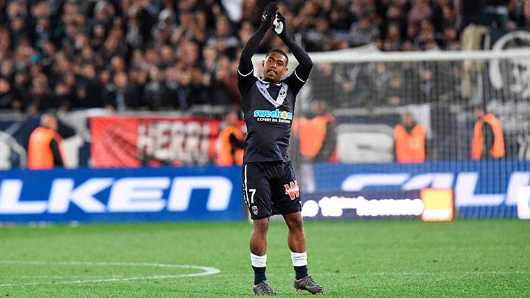 Malcom applauds to the fans of the Girondins of Burdeos after a party