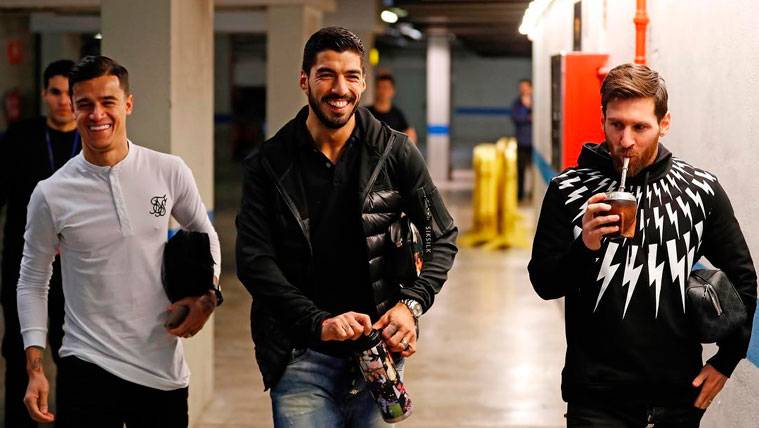 Philippe Coutinho, Luis Suárez and Leo Messi arriving to the Camp Nou