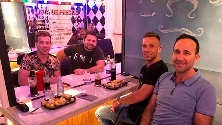 Arthur, acompañado de su hermano y dos amigos en el restaurante de los Messi