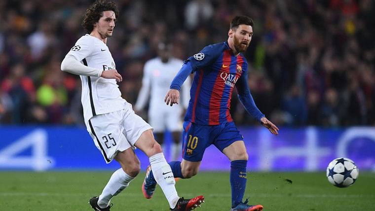Adrien Rabiot, beside Messi during a Barcelona-PSG