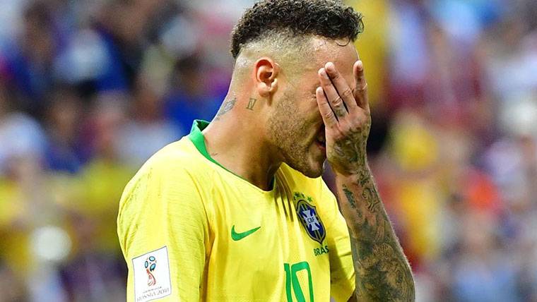 Neymar Jr, lamentando una ocasión fallada con Brasil