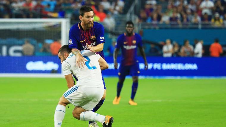 Dani Carvajal, placando a Leo Messi durante un Clásico de Liga