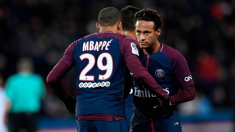 Kylian Mbappé And Neymar Jr, celebrating a goal with the PSG