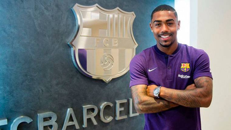 Malcom, posing as new player of the FC Barcelona