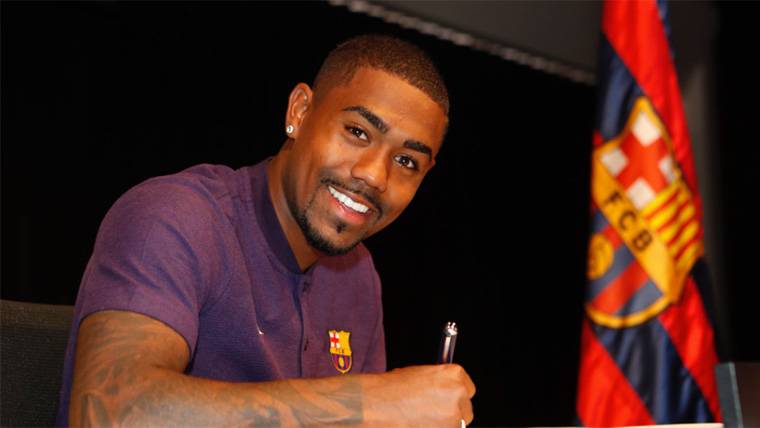 Malcom Filipe, signing his new agreement with the FC Barcelona