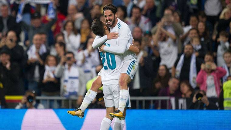 Isco Alarcón and Marco Asensio, celebrating a goal with the Real Madrid
