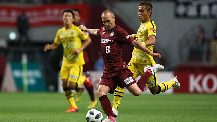 Andrés Iniesta, disputando un partido con el Vissel Kobe
