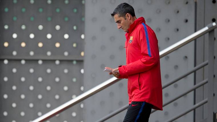 Ernesto Valverde, acudiendo a una sesión de entreno del Barcelona