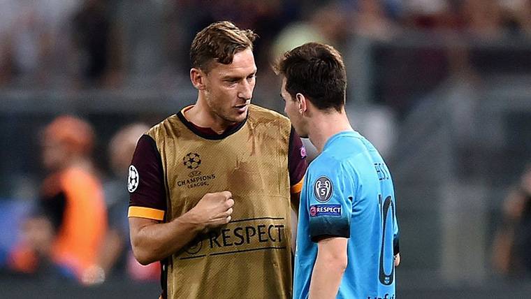 Francesco Totti, conversando animadamente con Leo Messi