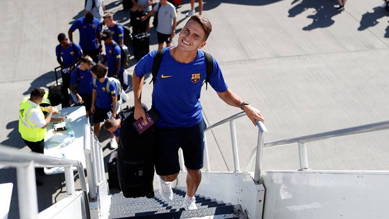 Denis Suárez, going up to the aeroplane beside the rest of the expedition of the Barça