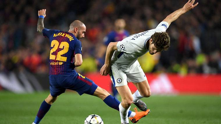 Aleix Vidal, snatching the balloon to a player of Chelsea