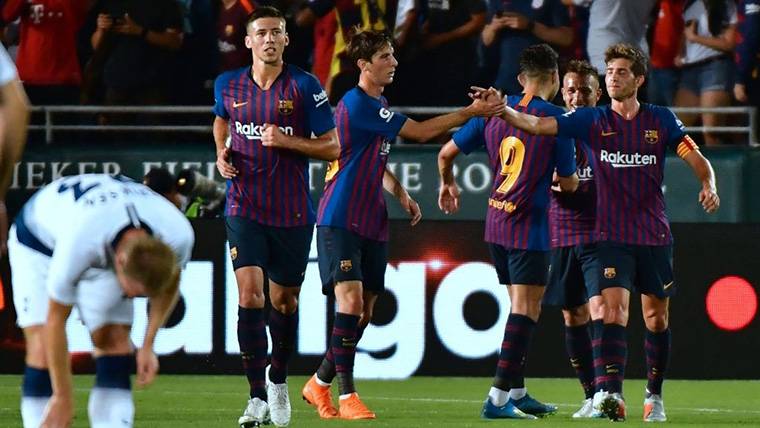 Arthur Melo, celebrating beside his mates the goal with the Barça