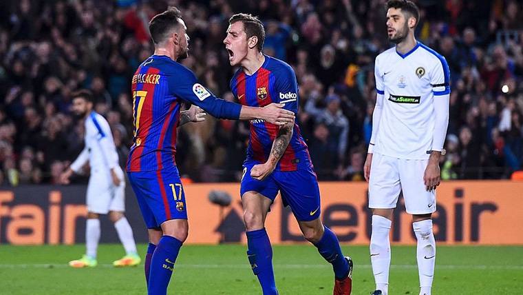 Digne, celebrating a goal beside Alcácer in an image of archive