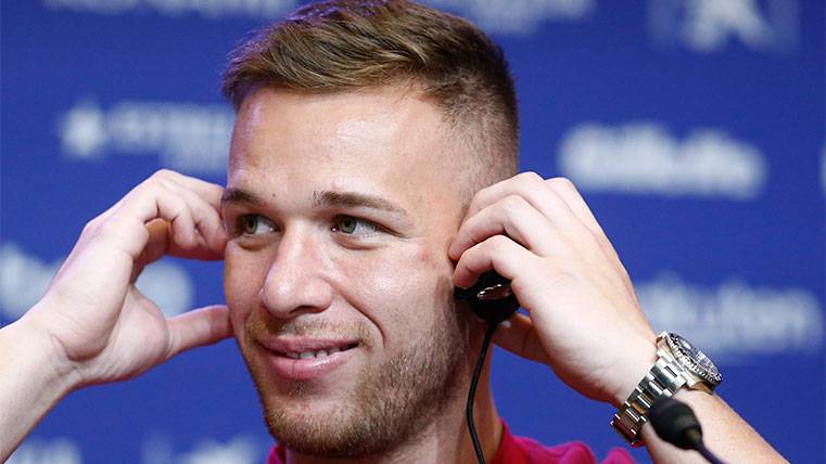 Arthur in his first press conference with the FC Barcelona