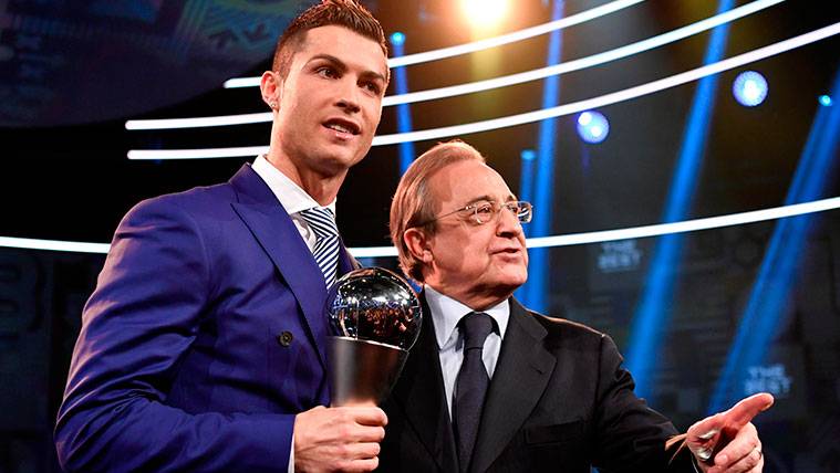 Cristiano Ronaldo y Florentino Pérez en una entrega de premios