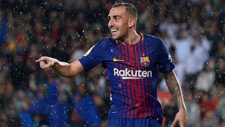 Paco Alcácer celebrates a goal with the FC Barcelona