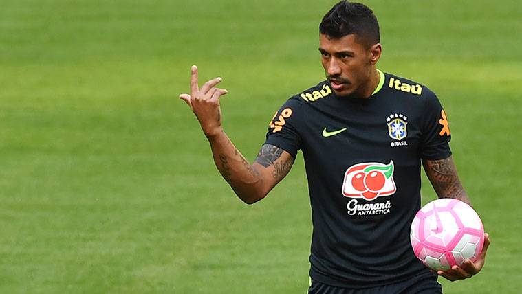 Paulinho In a training of the selection of Brazil