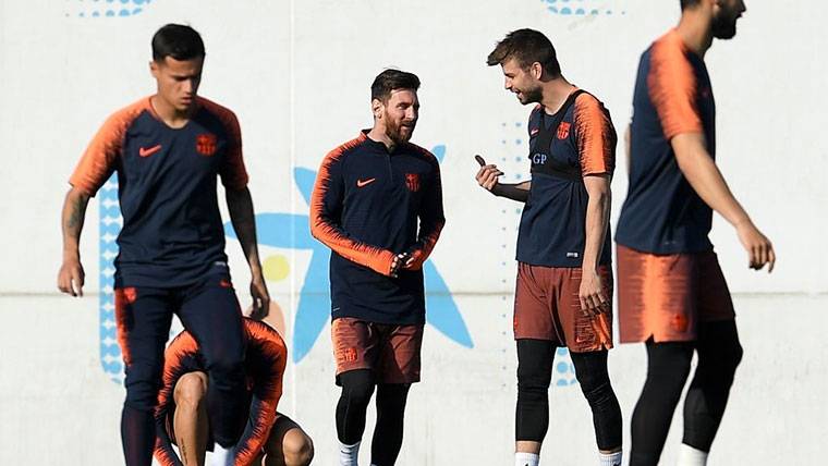 Leo Messi y Gerard Piqué, conversando durante un entrenamiento