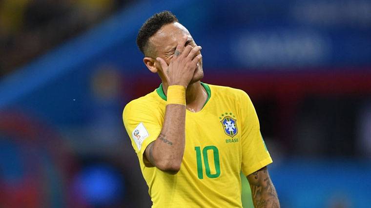 Neymar Jr, lamentando una ocasión fallada con Brasil