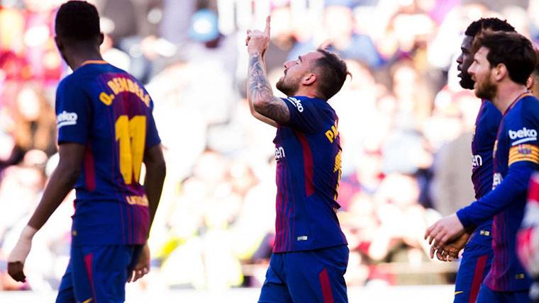 Paco Alcácer, celebrando un gol marcado con el FC Barcelona