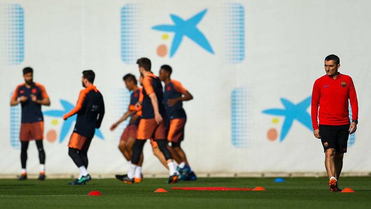 Ernesto Valverde, supervising a training of the FC Barcelona