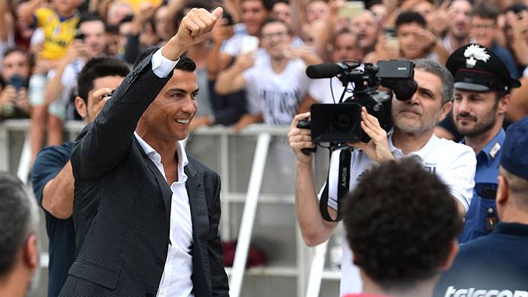 Cristiano Ronaldo greets to the fans of the Juventus
