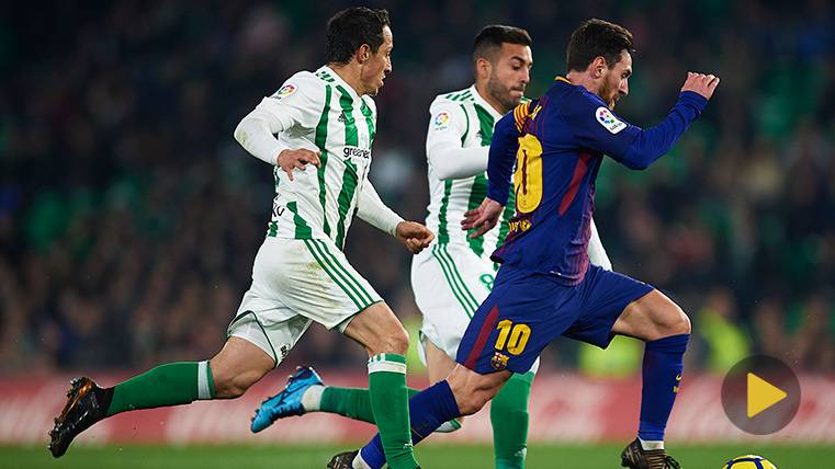 Andrés Guardado y Leo Messi pugnan por un balón