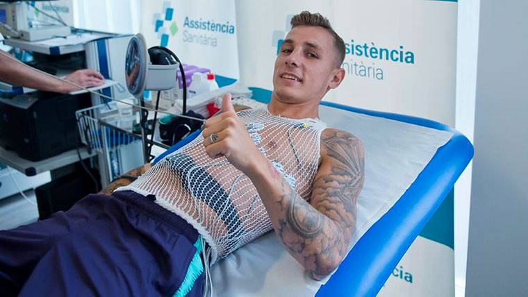 Lucas Digne, pasando revisión médica en una imagen de archivo con el Barça