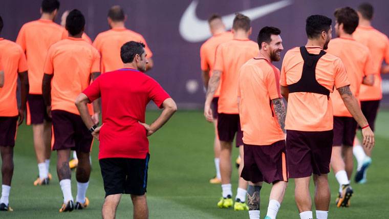 Ernesto Valverde, supervisando un entreno del FC Barcelona
