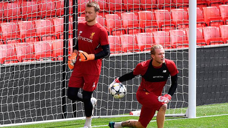 Simon Mignolet and Loris Karius in a training of the Liverpool