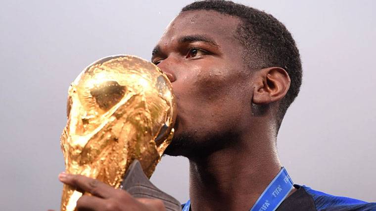 Paul Pogba, besando the glass of champion of the world with France