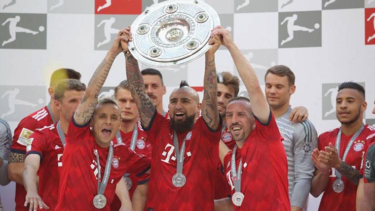 Arturo Vidal, celebrating a Bundesliga with the Bayern Munich
