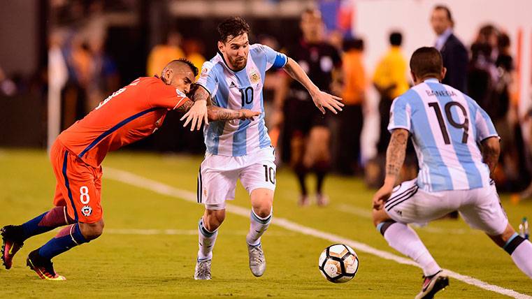 Arturo Vidal, Leo Messi y Éver Banega en un partido de Copa América