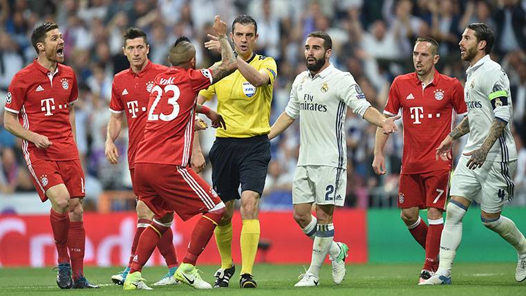 Arturo Vidal in a clash against the Real Madrid