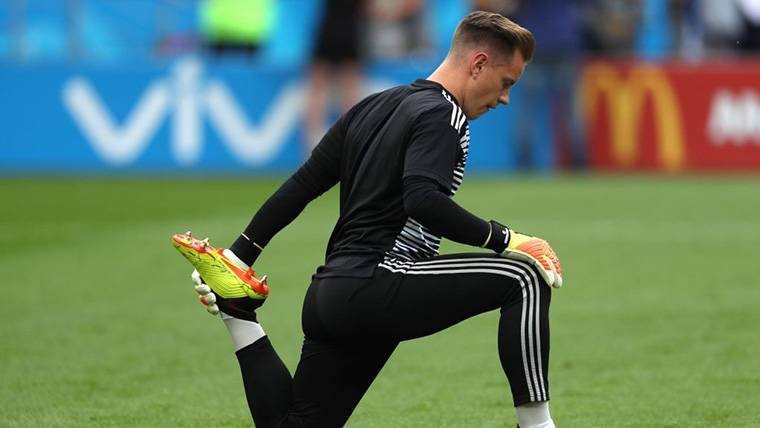 Marc-André Ter Stegen, pulling before playing against the AC Milan