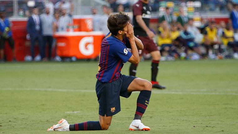 Riqui Puig, hurting after a hit received of Kessie