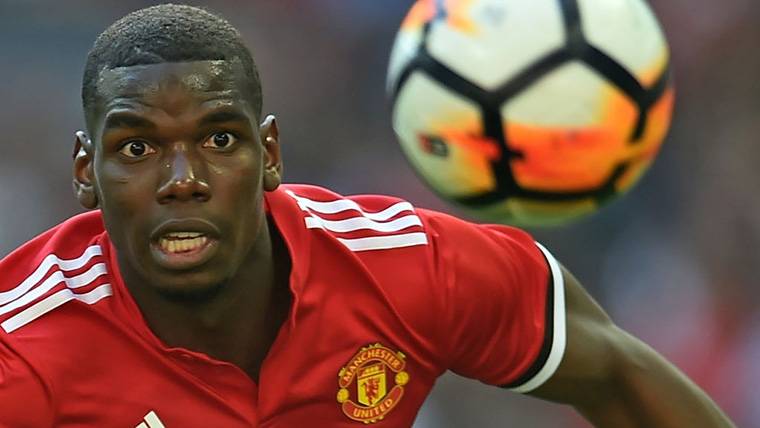 Paul Pogba, luchando por un balón en el Manchester United