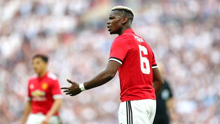 Paul Pogba, pidiendo explicaciones a sus compañeros del Manchester United