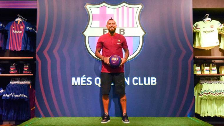 Arturo Vidal, presented in the shop of the FC Barcelona