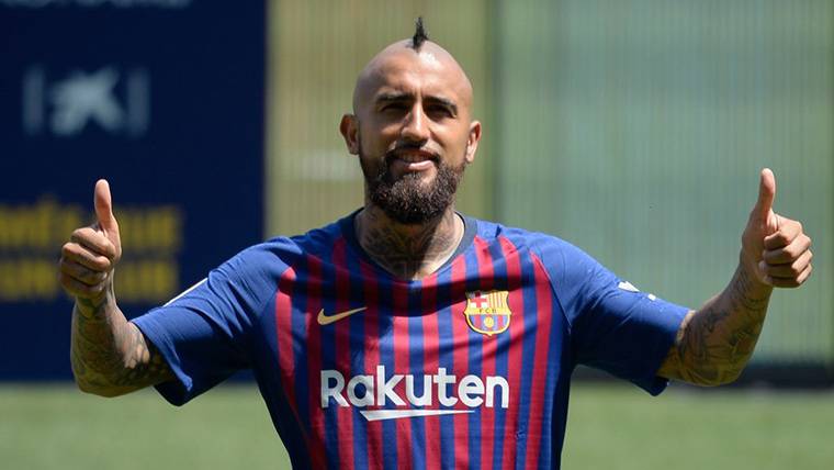 Arturo Vidal, presented with the FC Barcelona in the Camp Nou